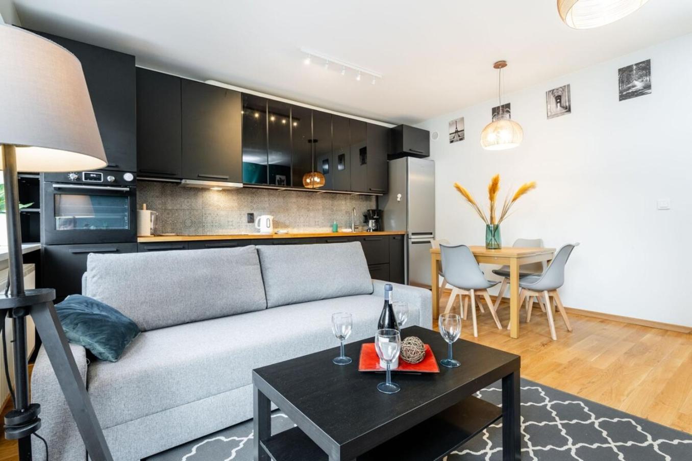 Modern 70M Apartment With Private Garden Metro Warsawa Bagian luar foto