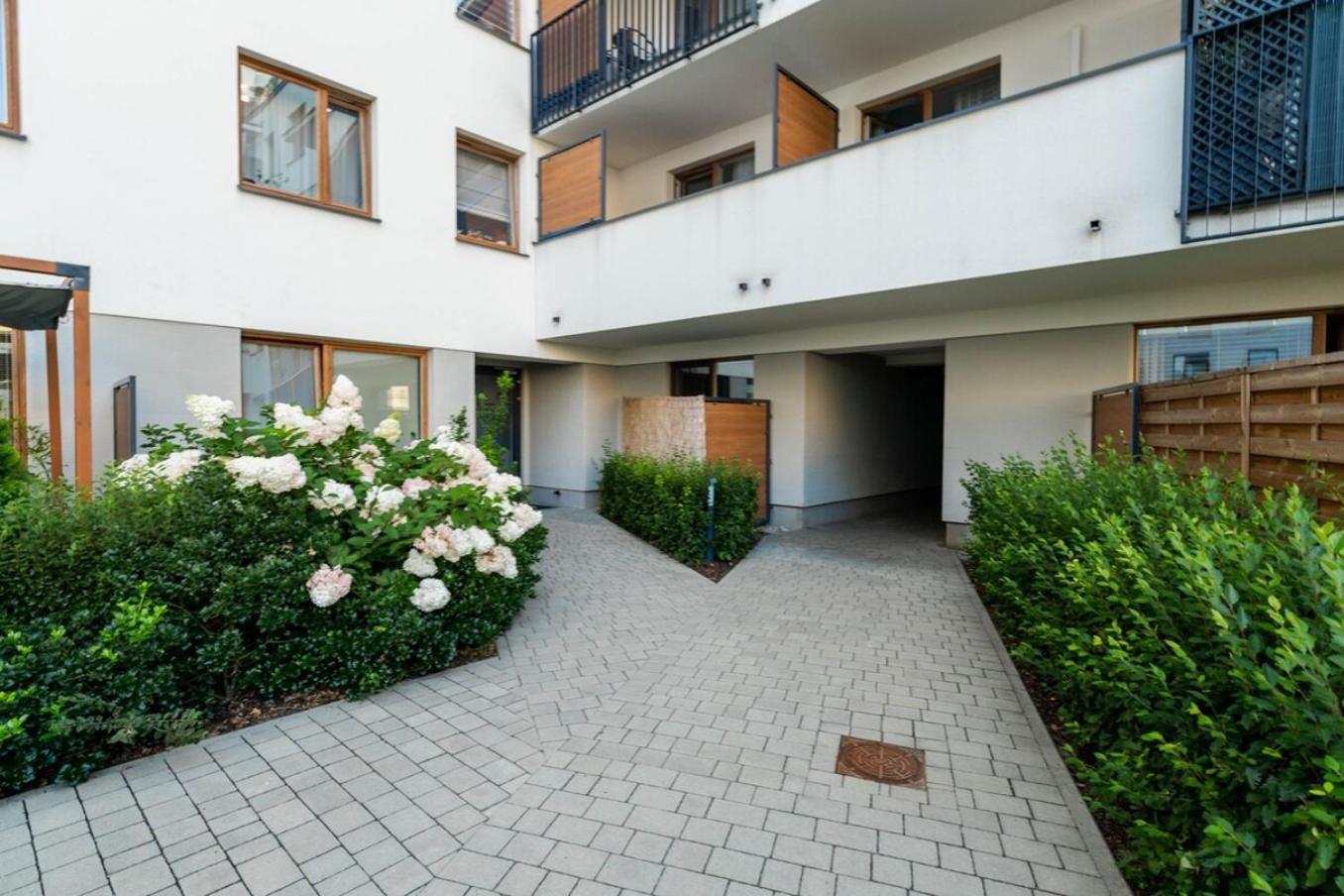 Modern 70M Apartment With Private Garden Metro Warsawa Bagian luar foto